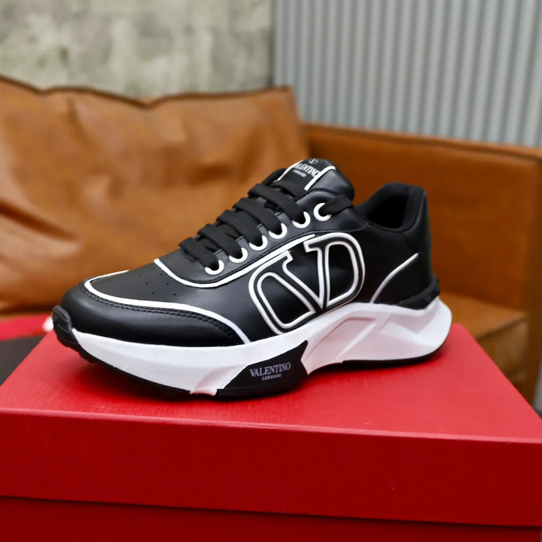Ex-factory price: 460💰VALENTINO/Valentino 2025s men's latest low-top thick-soled sports shoes are shipped. Made with heavy industry, men's fine casual sports shoes, versatile style. Original leather, rubber lines embellished with geometric segmentation uppers, hand-sewn, novel and fashionable, rubber soles with rivet details on the front and back, VALENTINO GARAVANI LOGO printed on the side, and Valentino Garavani decorative inlay on the tongue. Logo, comfortable, breathable and durable on the feet! Comes with full original packaging! Code number: 38-39-40-41-42-43-44 (45 can be customized)